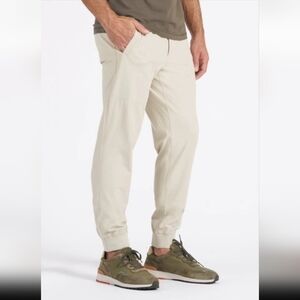 Vuori Mens Meta Truffle Beige Athleisure Activewear Joggers NWOT